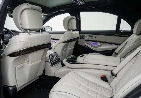 Interior suntuoso y tecnológicamente avanzado del Mercedes-Benz Clase S Largo